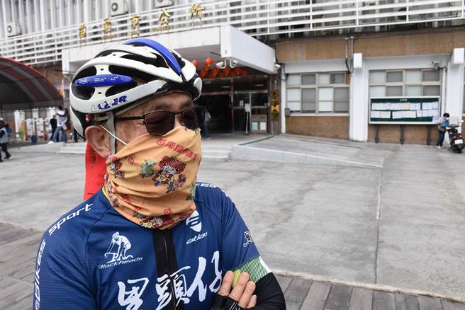 苗栗市黑頭仔單車隊連續多年伴騎北港進香團。（謝明俊攝）