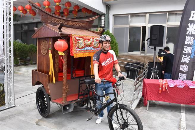 苗栗市長邱鎮軍特別請師父以原木打造精美媽祖神轎。（謝明俊攝）