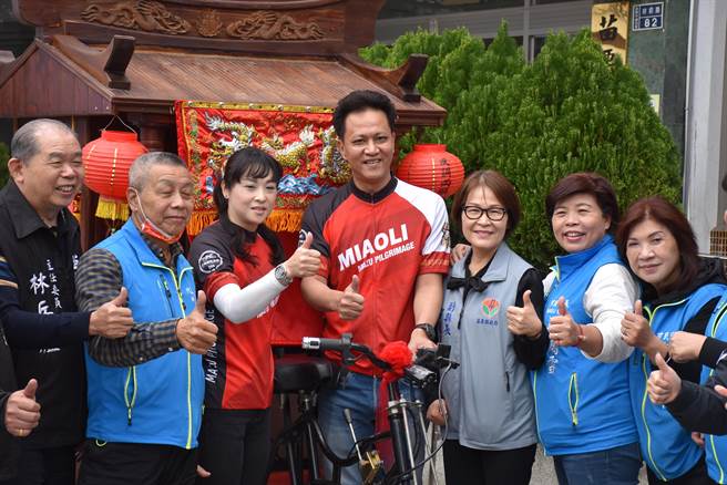 苗栗縣副縣長鄧桂菊、苗栗市長邱鎮軍等替媽祖神轎揭幕。（謝明俊攝）