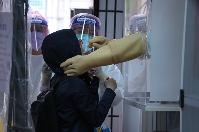 本土疫情再創新高，今（1日）暴增104例本土個案，讓不少民眾憂心，接下來是否會升三級警戒。圖為民眾至篩檢站篩檢。（圖／羅永銘攝） 