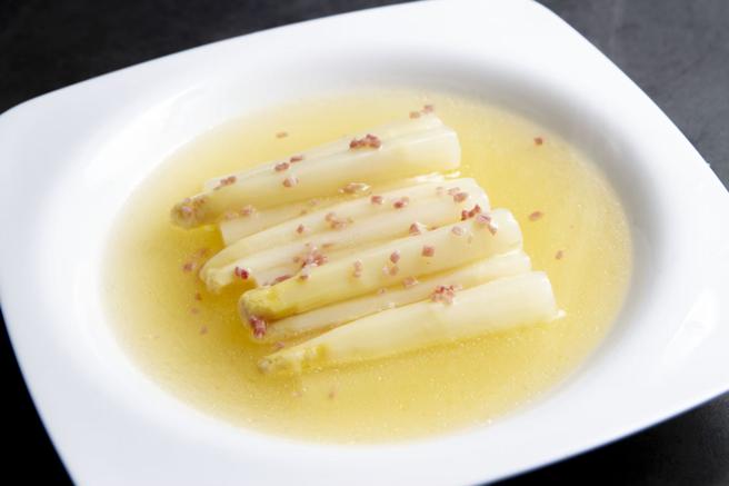 点水楼使用中式餐厅少见的白芦笋，推出滋味鲜美的「鸡汁白芦笋」。（点水楼提供）