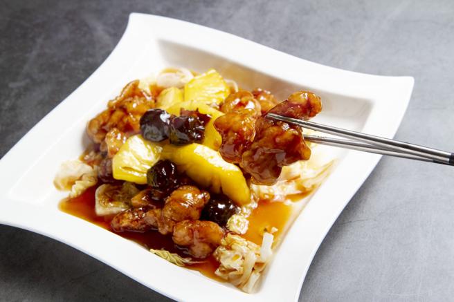 金钻凤梨梅子鸡。（点水楼提供）