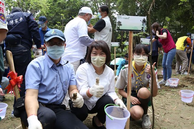 黄敏惠市长植树/嘉义市政府提供