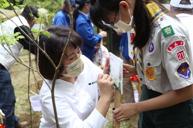 黄敏惠市长在亲手种下的小树旁签名/嘉义市政府提供