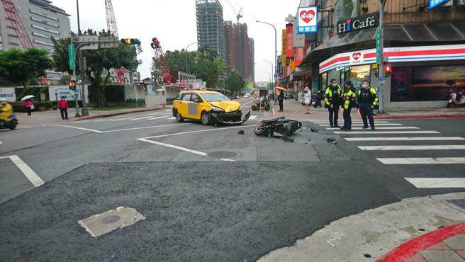 北市1日上午發生計程車與機車相撞的交通意外，騎士送醫搶救中。（翻攝照片／林郁平台北傳真）