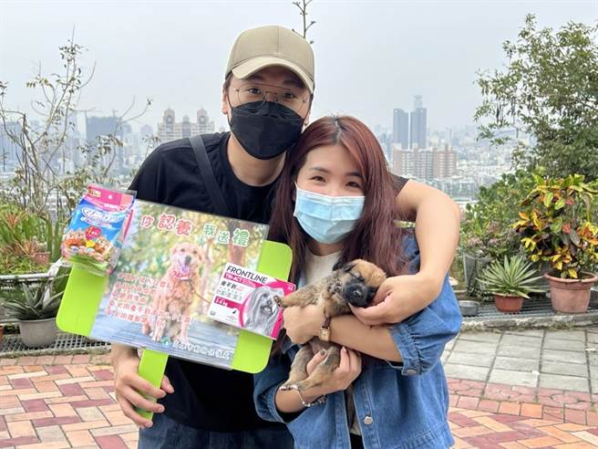 高雄市动保处4月1日推出「成功认养毛孩送大礼」活动，限量100位名额，今日就有一对情侣到寿山园区认养一只米克斯，并开心领取3个月份除蚤滴剂等礼品。(高雄市动保处提供／林雅惠传真)