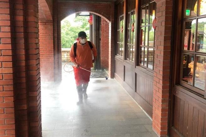 宜兰县今天新增1名确诊个案，县府今天公布该案与外县市确诊者的足迹，并展开全面清消作业。（宜兰县政府提供／李忠一宜兰传真）