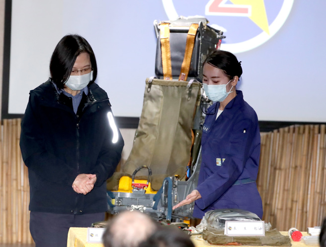 蔡英文總統（左）1日視導位於空軍新竹基地的空軍第二戰術戰鬥機聯隊，在聯隊上士劉糖蓁（右）的介紹下，了解拯救幻象飛官黃重凱設置於幻象機身上的貝克馬丁彈射椅及救生背心等裝置。（鄭任南攝）