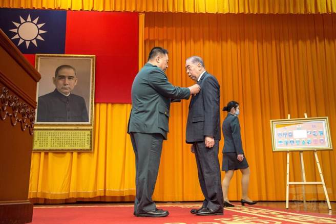 　陸軍司令徐衍璞上將今日頒贈軍友社理事長李棟樑「陸光甲種一星獎章」。軍聞社提供