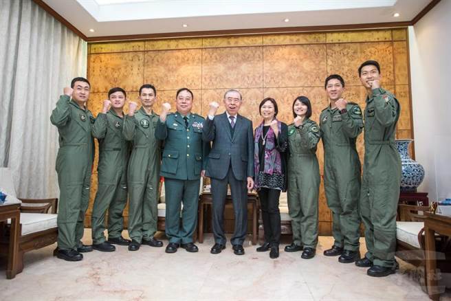 陸軍官兵代表與軍友社理事長李棟樑合影。軍聞社提供