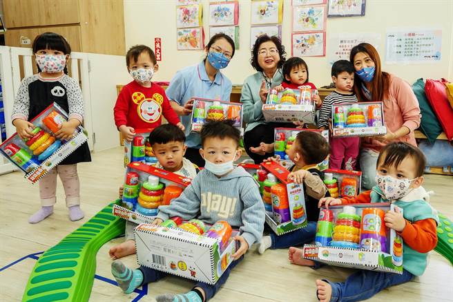 新竹县长夫人甘秀美（中）到嘉丰托婴中心，带来温馨儿童节礼物，与幼儿一起提前欢庆儿童节。（罗浚滨摄）