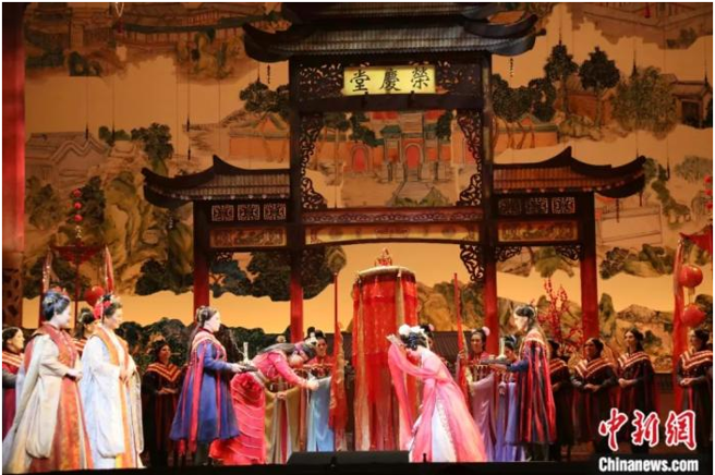 美国旧金山歌剧院上演的英文版歌剧《红楼梦》。(中新社)