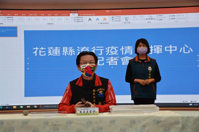 卫生局长朱家祥说明医护可能染疫源头。（王志伟摄）