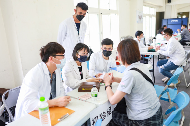「义大后中医疗服务队」与医学系的原住民族学生联手进驻义诊，中西医携手合作，善尽义守大学与所属集团的社会责任。