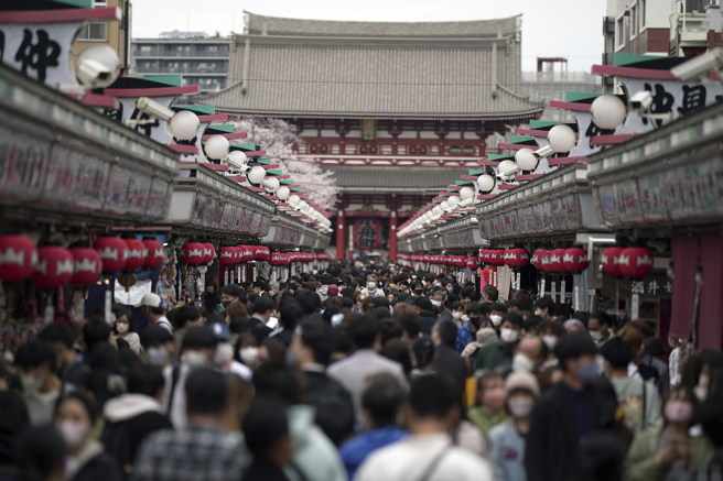 日本昨天全境通報新增COVID-19確診5萬1902例。(圖／美聯社)