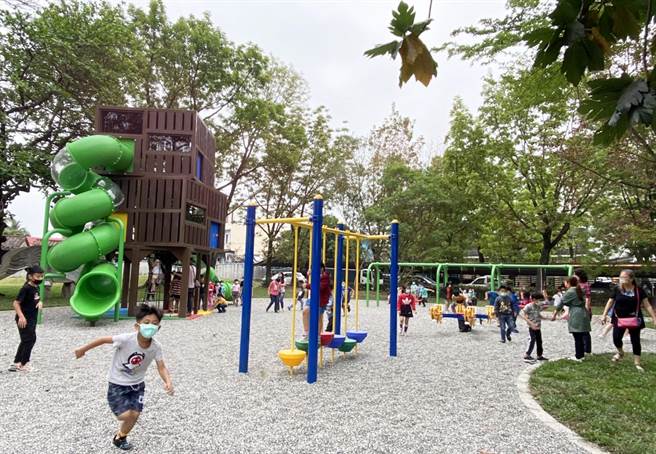 高樹鄉特色遊具「森林狂想曲」，1日正式完工啟用。（林和生攝）