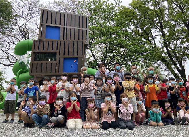 高樹鄉特色遊具「森林狂想曲」，趕在兒童節前夕完工啟用。（林和生攝）