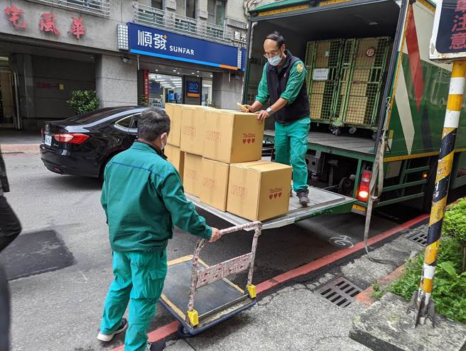 中央提供20萬劑快篩試劑，在1日下午抵達基隆，將先發放給市府員工與學校教職員與學生。（陳敬哲攝）