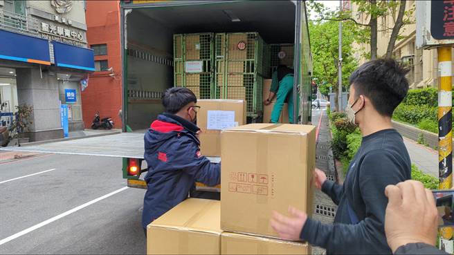 中央提供20萬劑快篩試劑，在1日下午抵達基隆，將先發放給市府員工與學校教職員與學生。（陳敬哲攝）