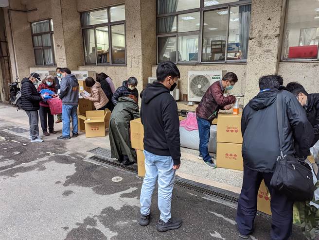 中央提供20萬劑快篩試劑，先發放給市政府員工。（陳敬哲攝）