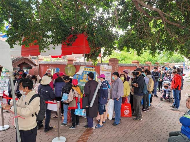 为了拚源头减量、落实资源回收，台中市环保局在大甲妈遶境途经5处宫庙、机关旁，设置资源回收宣导兑换摊位。（台中市环保局提供／谢琼云台中传真）