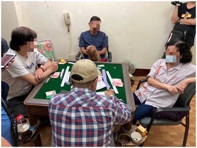 本土疫情升温，赌客怕染疫，打麻将时全程戴口罩。（台中市警察局提供／张妍溱台中传真）