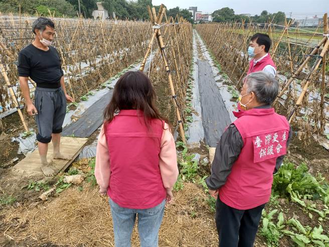 更保会嘉义分会主委黄俊森偕同督导吴国安探视老林耕作状况。（更保会嘉义分会提供／廖素慧嘉市传真）