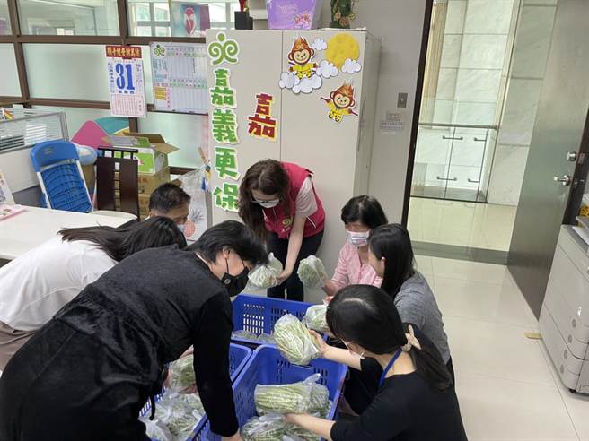 嘉义地检署员工团购老林种植的敏豆。（更保会嘉义分会提供／廖素慧嘉市传真）