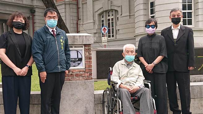 台南市長黃偉哲（招牌旁深藍夾克者）與湯德章義子湯聰模（輪椅者）一起揭牌湯德章大道1號。（程炳璋攝）