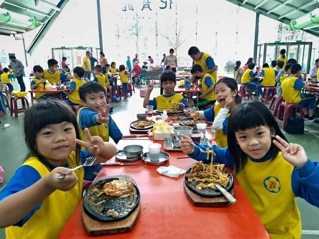 玉井国小学童开心吃儿童节牛排餐。(玉井国小提供／刘秀芬台南传真)