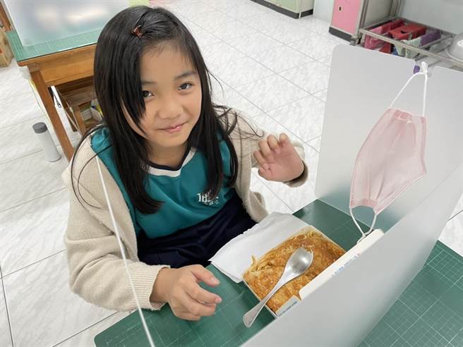 北寮国小由玉井国小中央厨房供餐，学童1日也一起吃牛排餐。(北寮国小提供／刘秀芬台南传真)