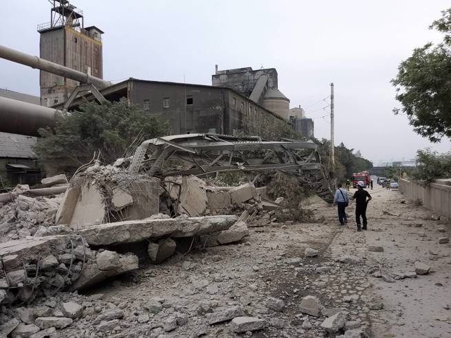 東南水泥廠施工不慎，造成電塔倒塌，壓斷高鐵供電主線。(圖／台電提供)