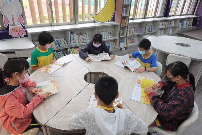 豐榮國小阿凡達社區共讀站1日啟用，台東縣長饒慶鈴特別買下學校木工社學生為了同學而發起的愛心義賣作品。（蔡旻妤攝）