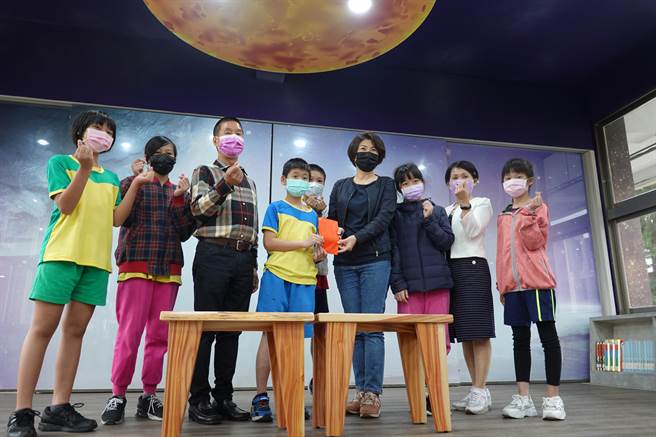 豐榮國小阿凡達社區共讀站1日啟用，台東縣長饒慶鈴特別買下學校木工社學生為了同學而發起的愛心義賣作品。（蔡旻妤攝）