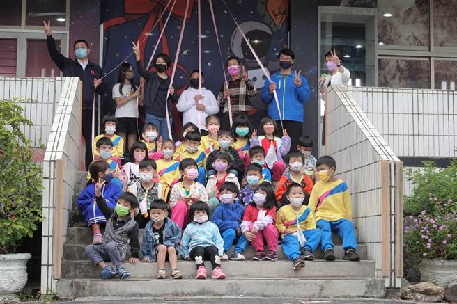 豐榮國小阿凡達社區共讀站1日啟用，台東縣長饒慶鈴特別買下學校木工社學生為了同學而發起的愛心義賣作品。（蔡旻妤攝）