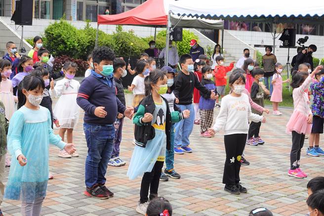 豐榮國小阿凡達社區共讀站1日啟用，台東縣長饒慶鈴特別買下學校木工社學生為了同學而發起的愛心義賣作品。（蔡旻妤攝）