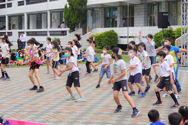 豐榮國小阿凡達社區共讀站1日啟用，台東縣長饒慶鈴特別買下學校木工社學生為了同學而發起的愛心義賣作品。（蔡旻妤攝）