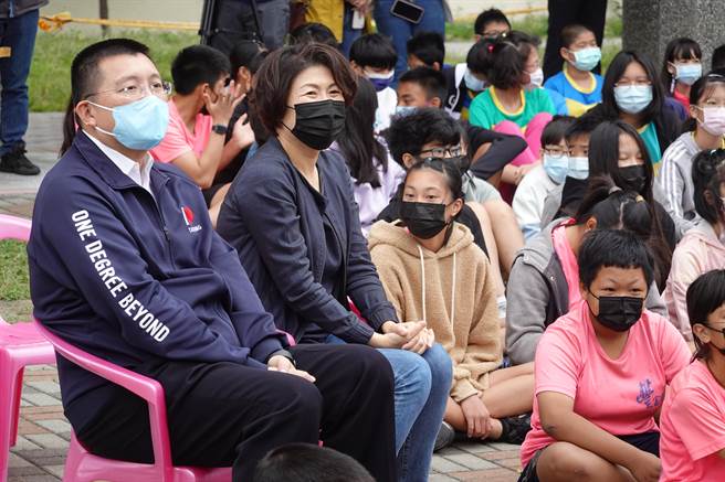 豐榮國小阿凡達社區共讀站1日啟用，台東縣長饒慶鈴特別買下學校木工社學生為了同學而發起的愛心義賣作品。（蔡旻妤攝）