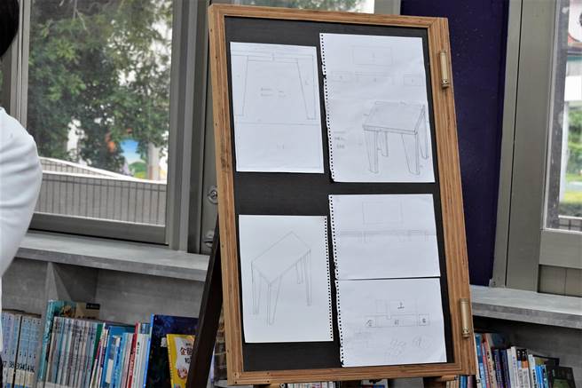 豐榮國小阿凡達社區共讀站1日啟用，台東縣長饒慶鈴特別買下學校木工社學生為了同學而發起的愛心義賣作品。（蔡旻妤攝）