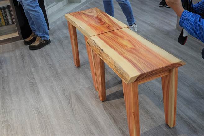 豐榮國小阿凡達社區共讀站1日啟用，台東縣長饒慶鈴特別買下學校木工社學生為了同學而發起的愛心義賣作品。（蔡旻妤攝）