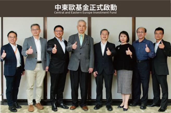 （台杉团队和国发会、国发基金官员，最左为台杉投资中东欧投资基金执行合伙人杨明超。图／台杉投资提供）