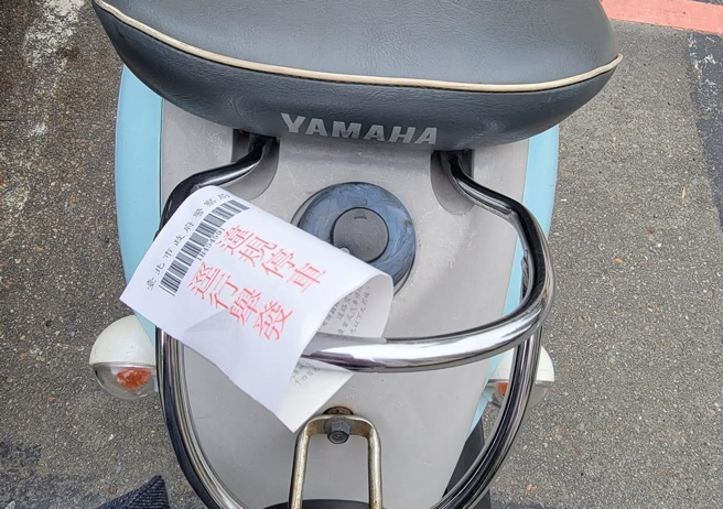 1名網友日前將機車停在停車格內，後來回來牽車時發現車被「移到格線外」，甚至遭開「違規停車」罰單，讓他痛批移車者沒水準，並曝光機車位置的對照圖。（翻攝自臉書「爆怨公社」）