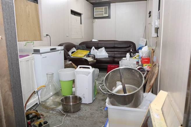 蝦池旁貨櫃屋飄臭味，屏警偵破製毒工廠。(警方提供)