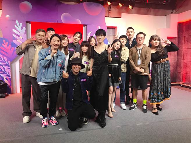 陶晶瑩（左二）認私下會「調教」老公李李仁。（17LIVE提供）