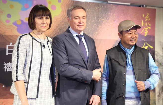 俄罗斯入侵乌克兰后，遭到西方大规模制裁，网传俄国将反制裁台湾，关闭台湾驻莫斯科代表处等消息，莫斯科台北经济文化协调委员会驻台北代表处代表梅捷列夫（Yury Metelev）（中）1日出席台湾艺术家白鱼（右）的画展开幕时表示，据他所知双方代表处均正常运作，虽然近期俄罗斯发布的「不友善国家」名单中台湾也入列，他表示「相信是短期内的，双方都会找其他管道交流」（张铠乙摄）