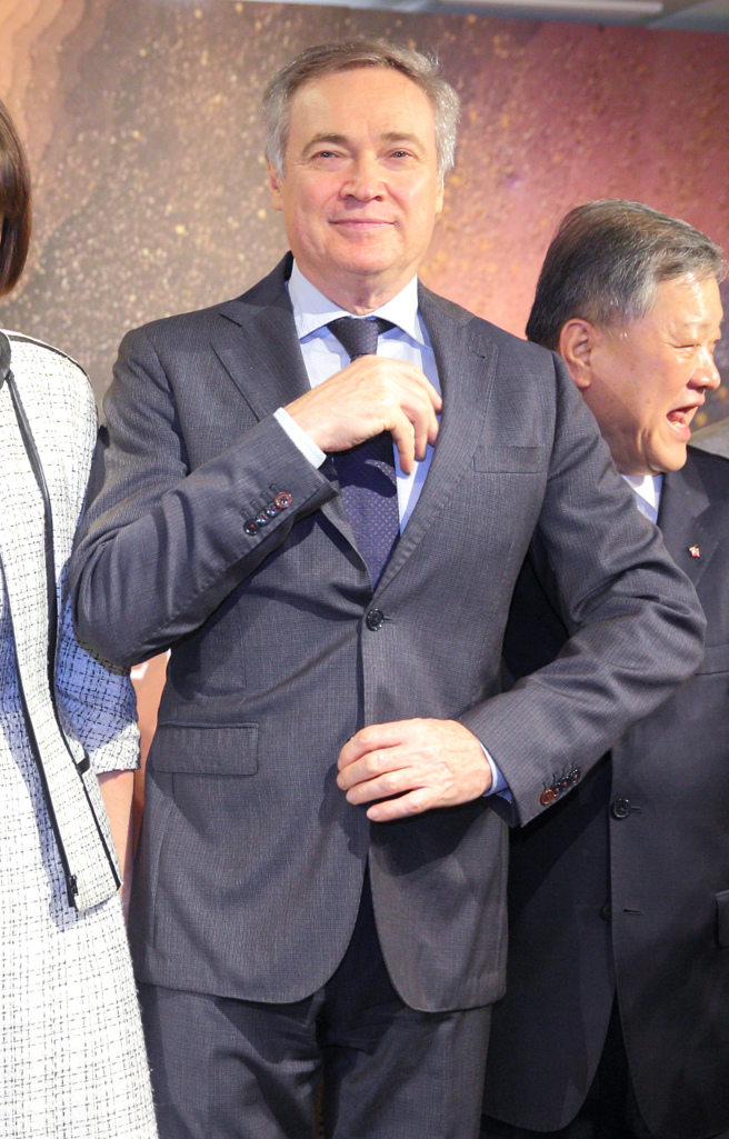 俄罗斯入侵乌克兰后，遭到西方大规模制裁，网传俄国将反制裁台湾，关闭台湾驻莫斯科代表处等消息，莫斯科台北经济文化协调委员会驻台北代表处代表梅捷列夫（Yury Metelev）（中）1日出席台湾艺术家白鱼的画展开幕时表示，据他所知双方代表处均正常运作，虽然近期俄罗斯发布的「不友善国家」名单中台湾也入列，他表示「相信是短期内的，双方都会找其他管道交流」（张铠乙摄）