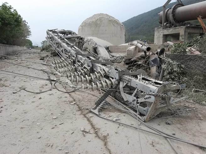 東南水泥廠區今日下午施工時不慎弄倒台電電線桿，進而造成高鐵主線供電中斷。（台電提供／陳祐誠傳真）