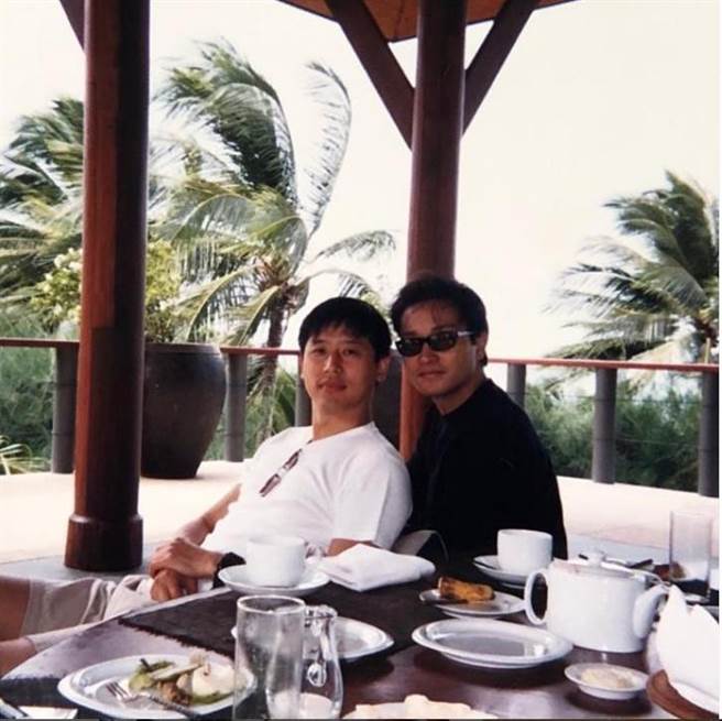 张国荣生前挚爱唐鹤德发文晒出2人合照缅怀哥哥。（甲上娱乐提供）