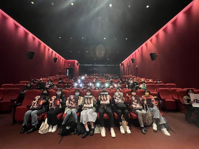 粉丝在影厅内也用手机点灯，排出张国荣英文名字Leslie的「L」。（甲上娱乐提供）