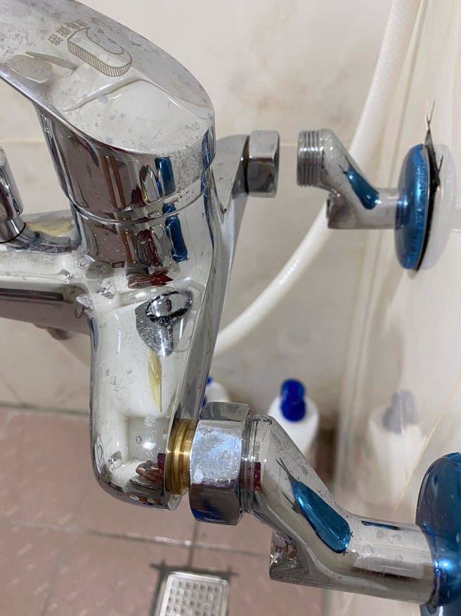 1名女网友请水电工为新家装水龙头，没想到之后发现水龙头后方冷热水的接口处「只接了1头」，让她傻眼怒批「这是要让我们自己DIY？」（翻摄自脸书「爆怨公社」）